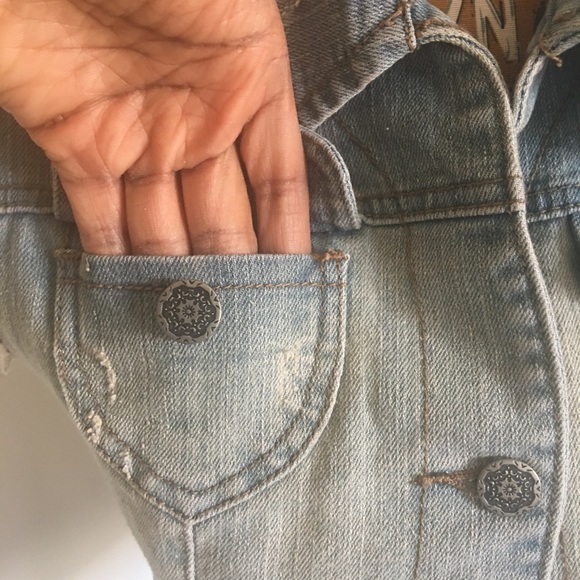 🚨 5/$20 Adorable light wash denim vest w/grommets - Picture 5 of 10